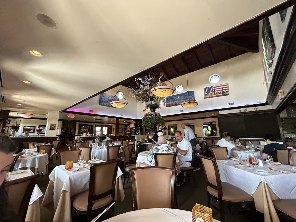 Café Sapori white-tablecloth Italian dining room on Southern Boulevard, West Palm Beach