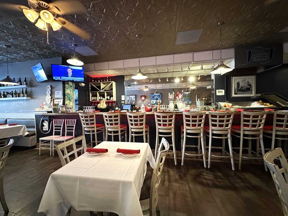 J&J Seafood Bar & Grill happy hour in Delray Beach