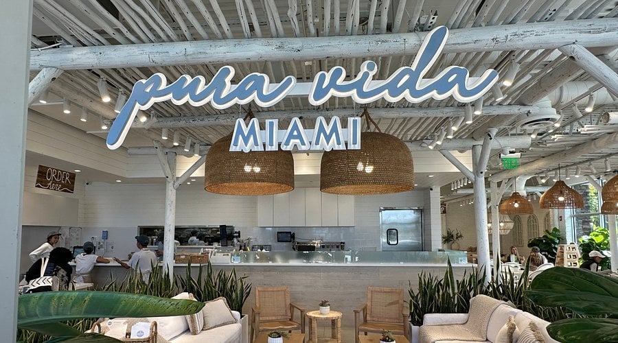 Pura Vida — healthy bowls, fresh juices, and vibrant brunch in Rosemary Square, West Palm Beach