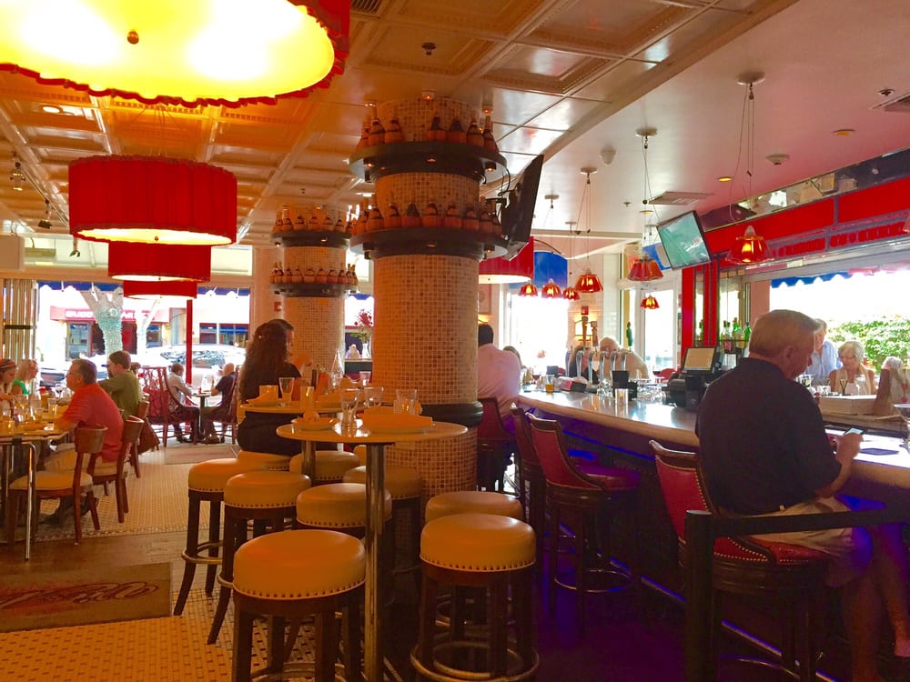 Vic & Angelo's happy hour in Delray Beach