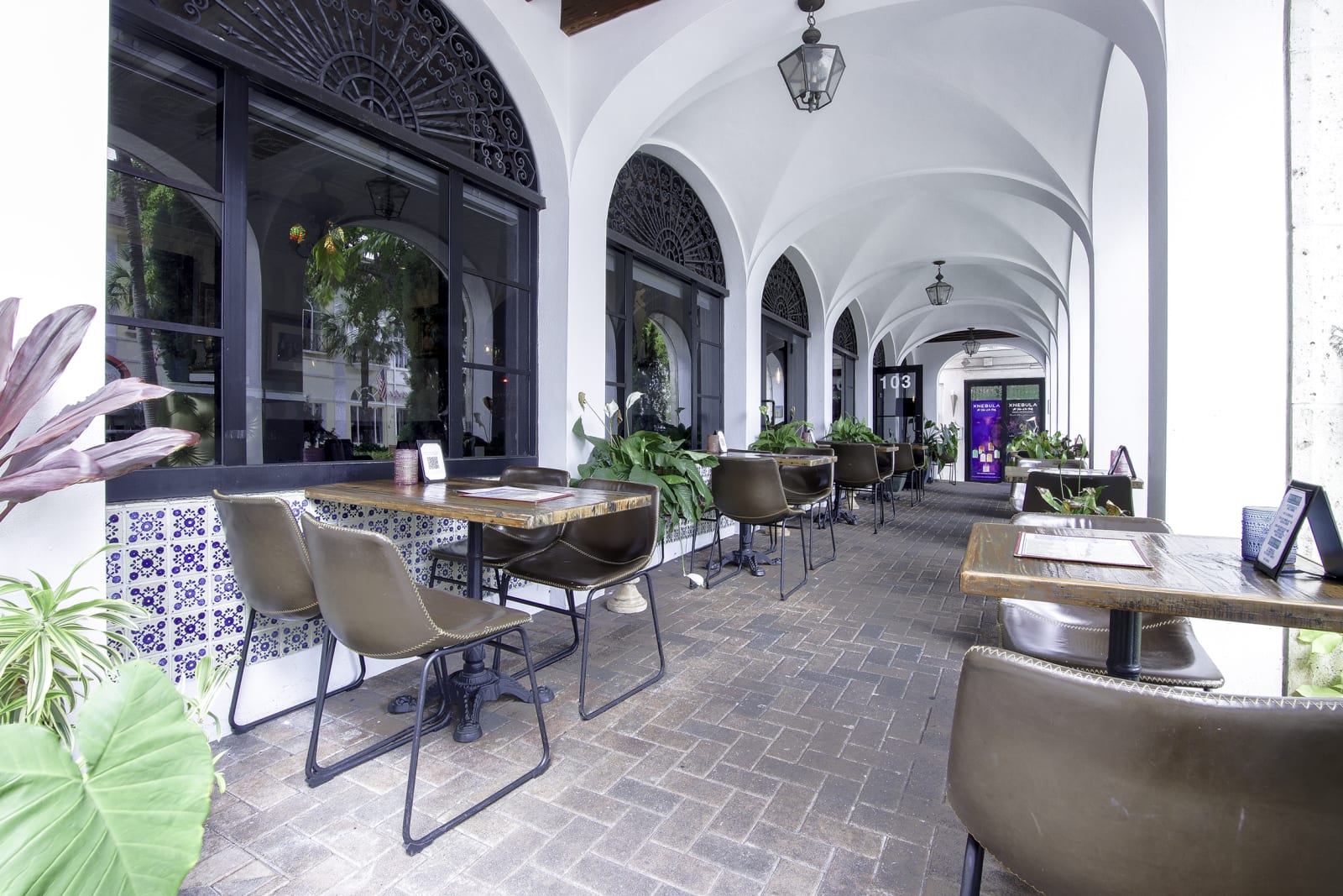 Vinos Wine Bar & Cocktail Lounge