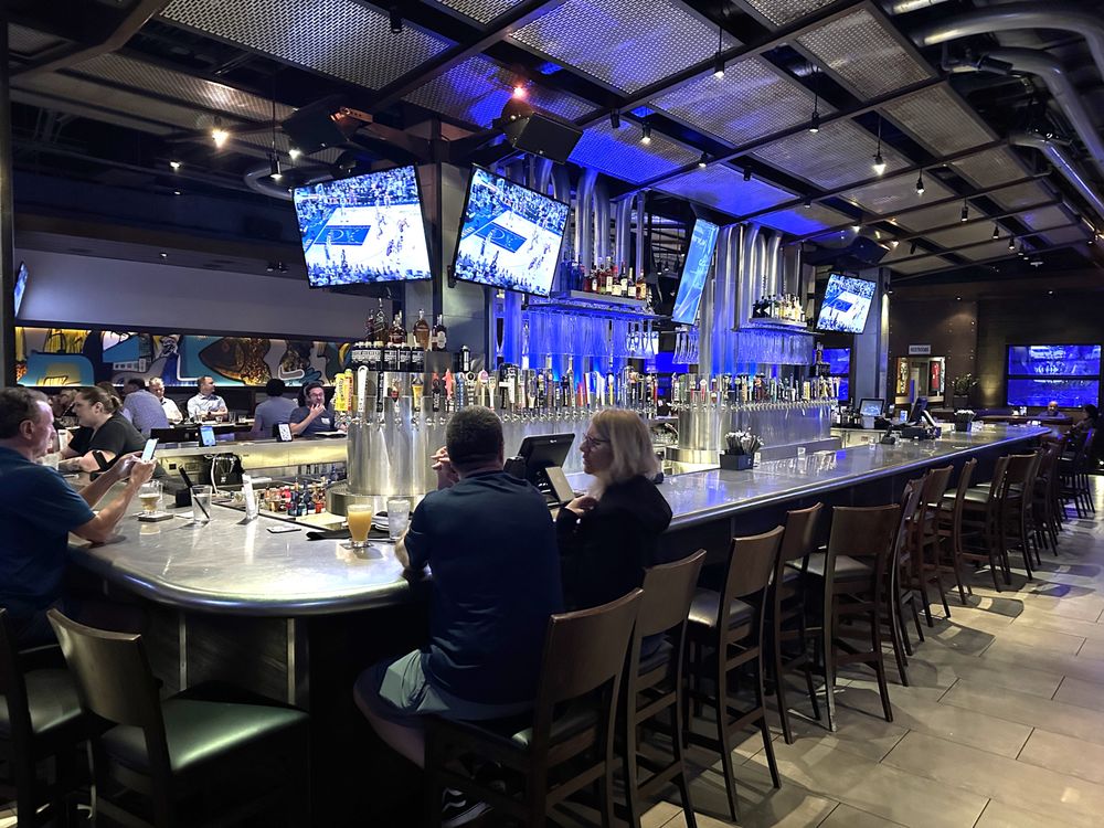 Yard House happy hour in Boca Raton